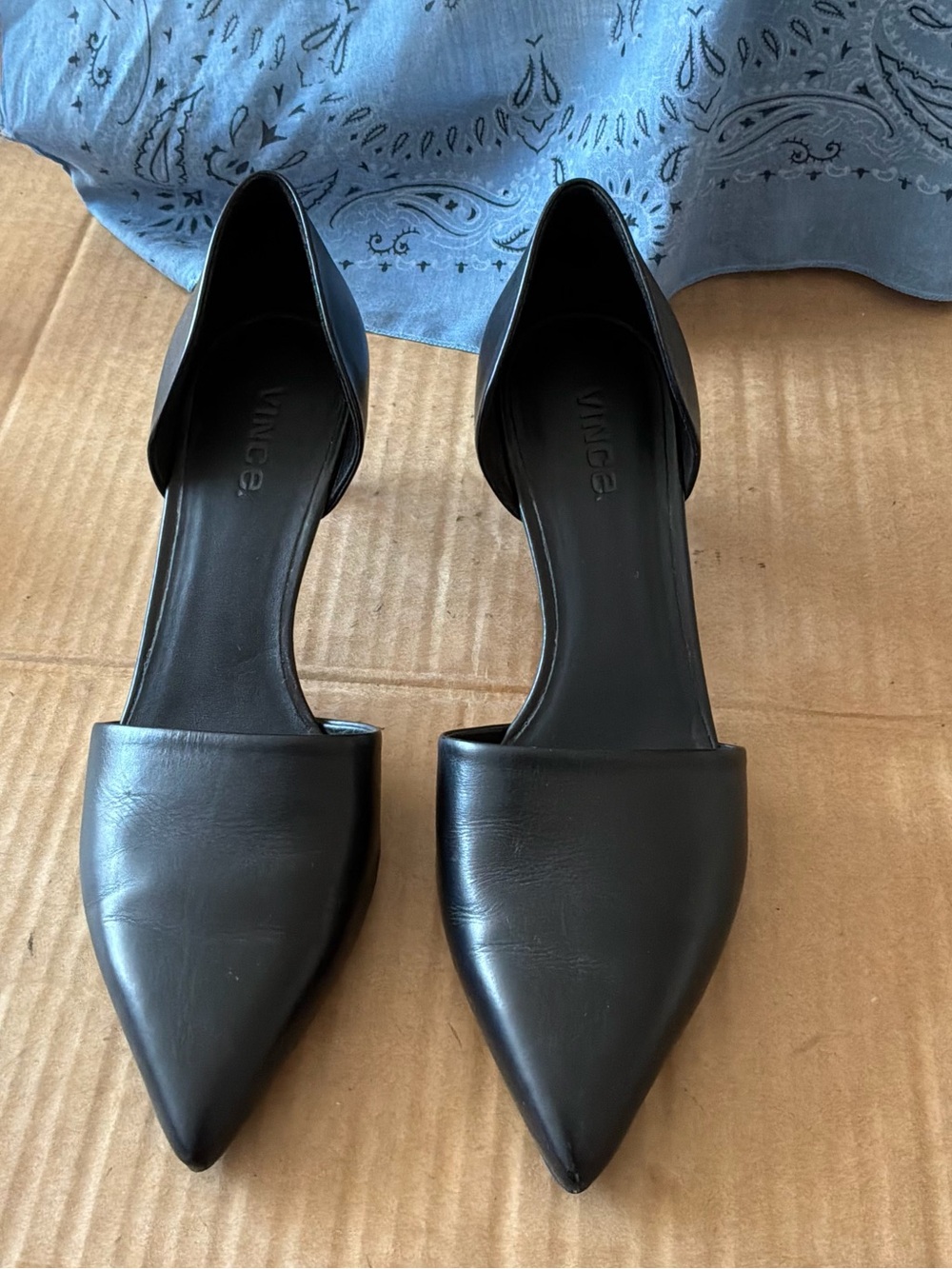 Vince Claire D'Orsay Pumps in black leather.